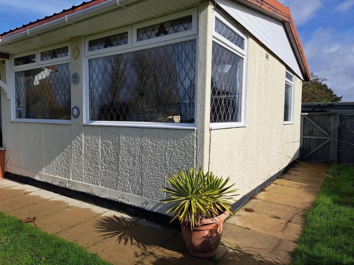 Beach & Tonic Beachside Chalet Humberston Εξωτερικό φωτογραφία